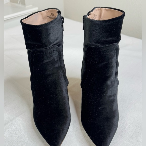 Betsey Johnson Kacey Black Velvet Pointed Toe Chunky Heel Ankle Booties Size 8 - Picture 2 of 7
